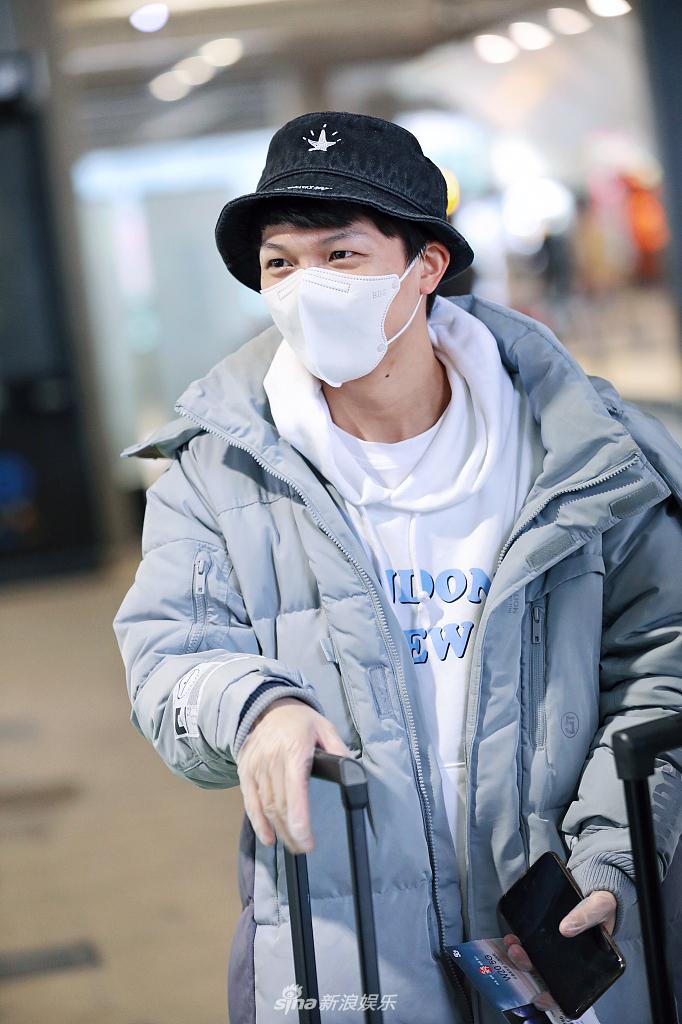 周深穿白色卫衣少年感十足对镜歪头卖萌十分可爱