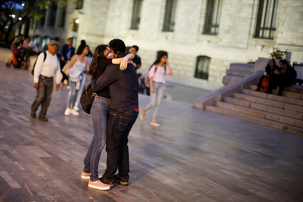 墨西哥情侣街头热吻沉浸爱河旁若无人