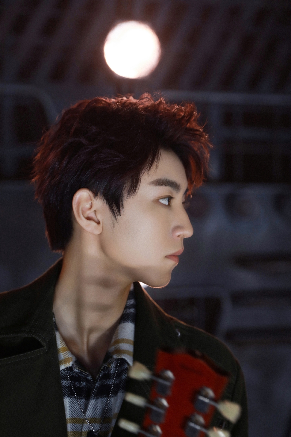 王俊凯穿拉链图案西装趣味十足手拿吉他展现多重魅力