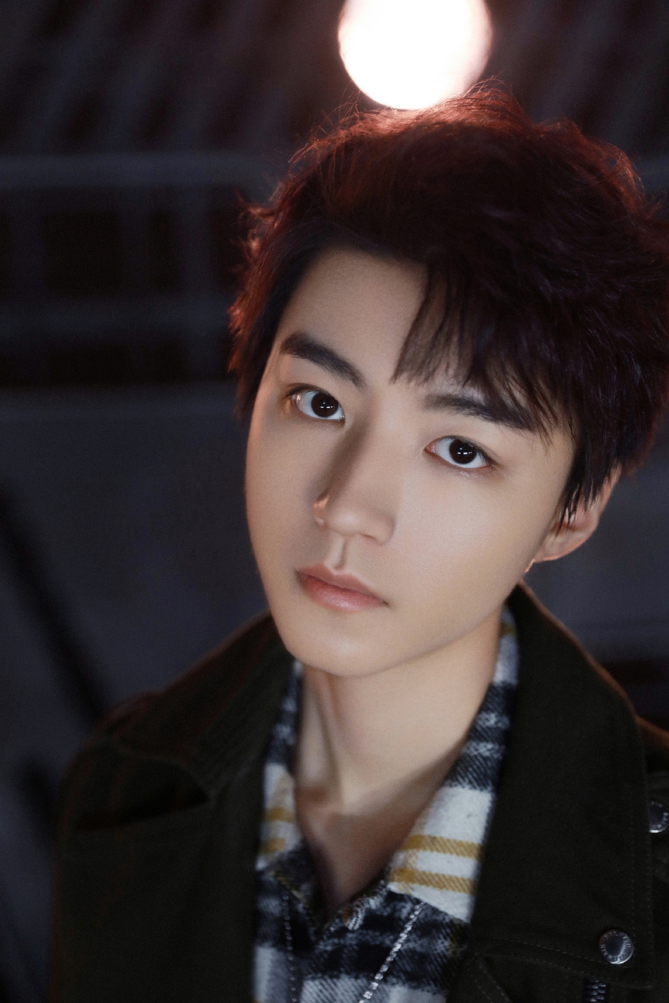 王俊凯穿拉链图案西装趣味十足手拿吉他展现多重魅力