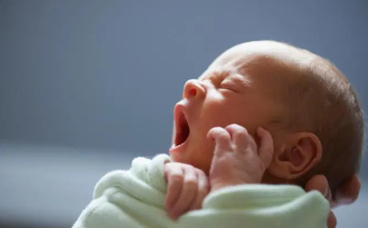 英国一婴儿出生几分钟后确诊新冠肺炎。（图源：《太阳报》）