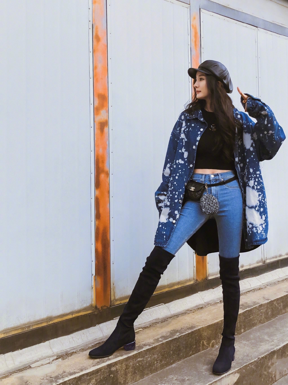 杨幂穿黑色短款内搭露蛮腰牛仔裤搭高跟靴秀大长腿