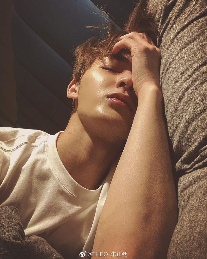 自拍,并配文:"光不好就开始乱调滤镜,早安……" 照片中的他清晨初醒