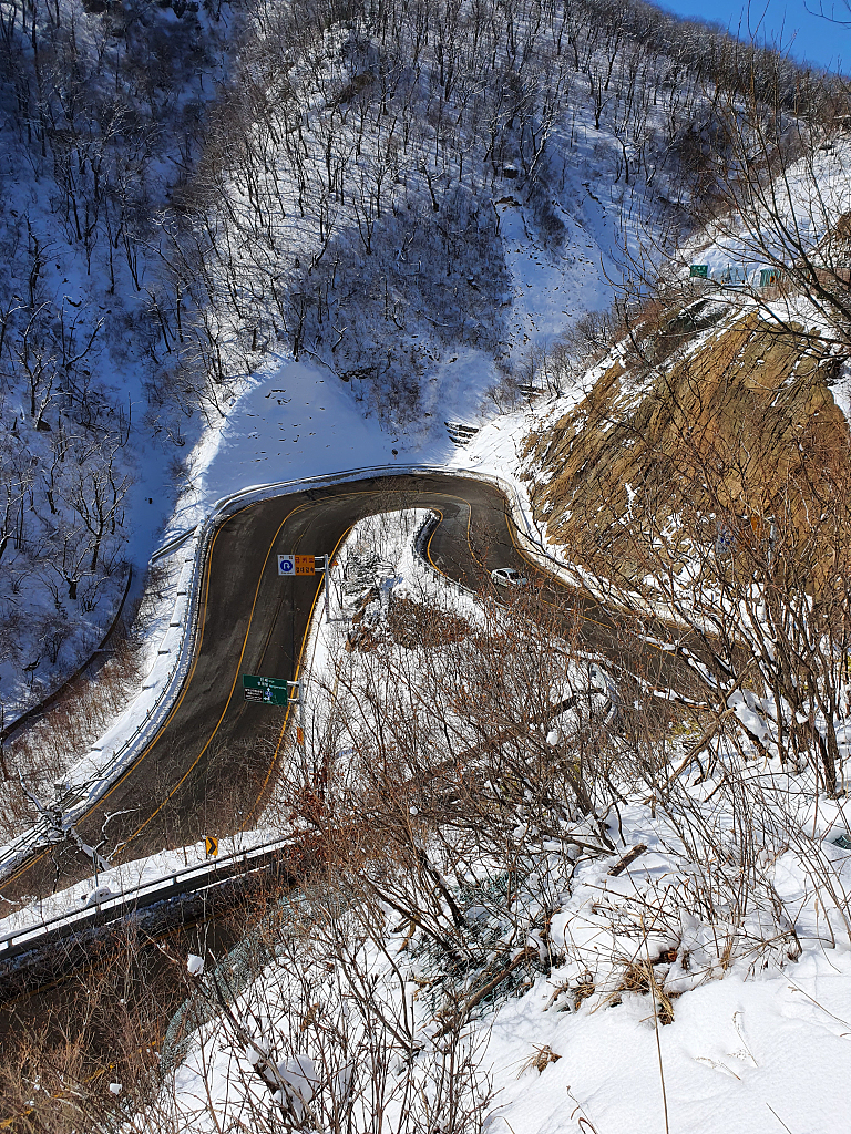 俯拍韩国江原道雪后山区公路