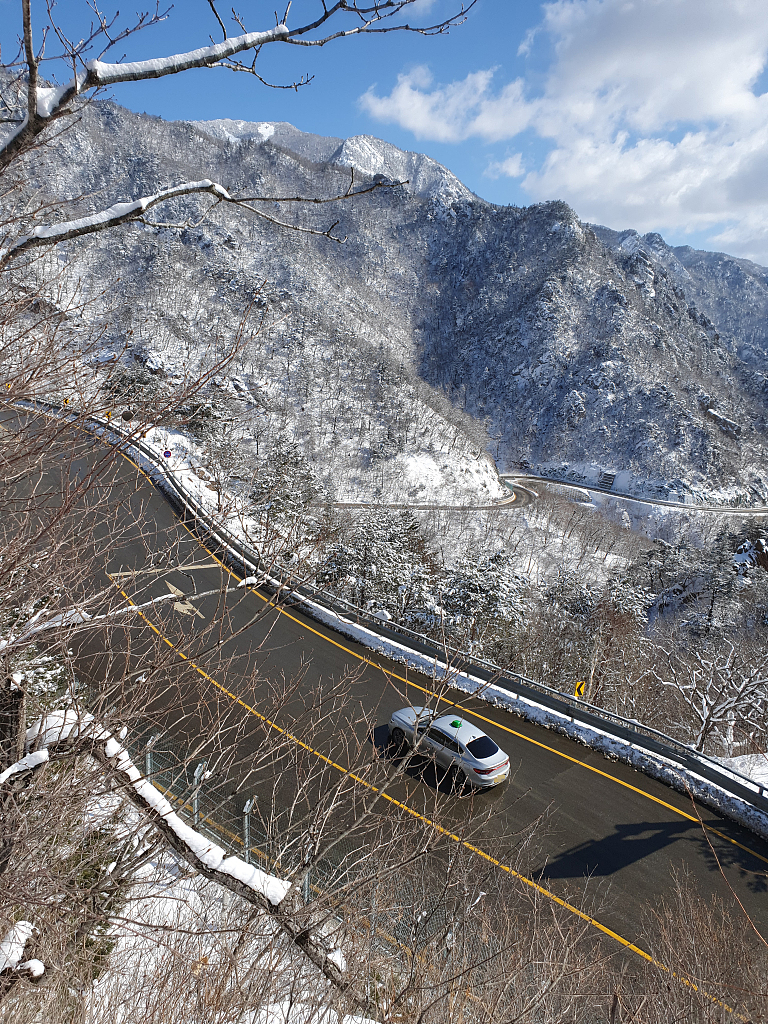 俯拍韩国江原道雪后山区公路