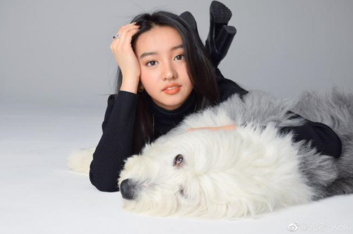 木村光希在微博分享与爱犬的合照 身穿一身黑色