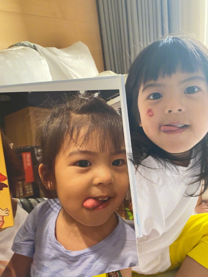 贾静雯晒萌照为波妞庆生拍全家福记录女儿成长温馨满满