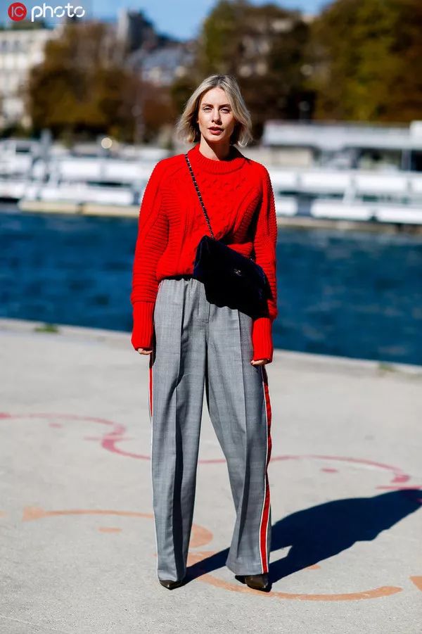 跟戚薇、Jennie学穿针织衫+直筒裤，职场女性的金牌搭配法则 