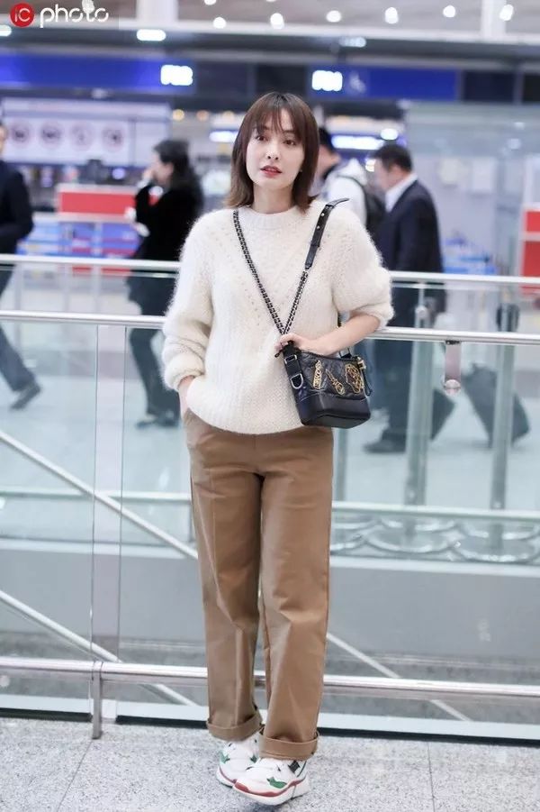 跟戚薇、Jennie学穿针织衫+直筒裤，职场女性的金牌搭配法则 