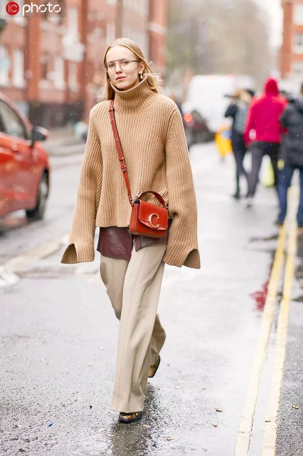 跟戚薇、Jennie学穿针织衫+直筒裤，职场女性的金牌搭配法则 