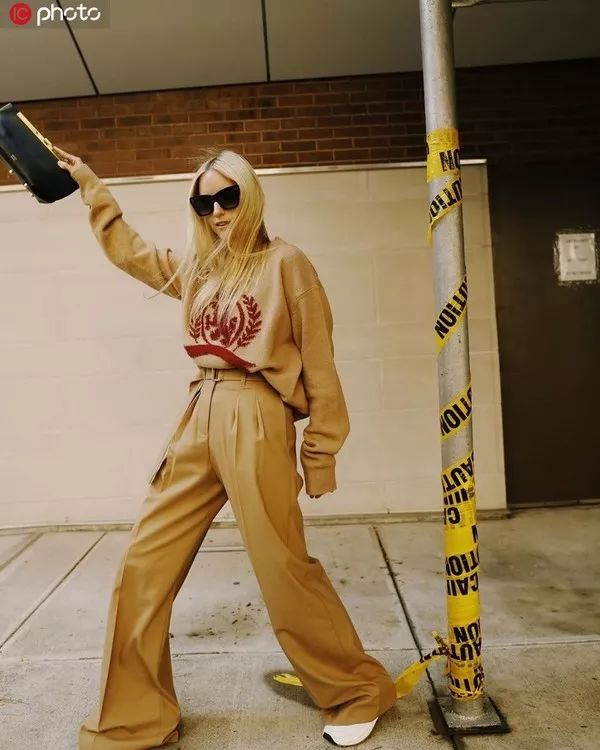 跟戚薇、Jennie学穿针织衫+直筒裤，职场女性的金牌搭配法则 