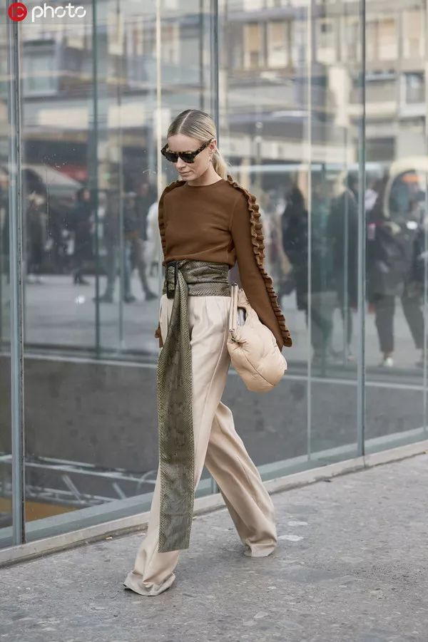 跟戚薇、Jennie学穿针织衫+直筒裤，职场女性的金牌搭配法则 