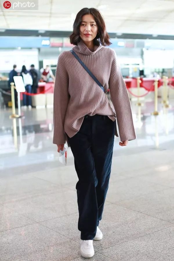 跟戚薇、Jennie学穿针织衫+直筒裤，职场女性的金牌搭配法则 