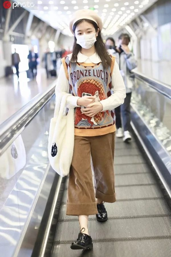 跟戚薇、Jennie学穿针织衫+直筒裤，职场女性的金牌搭配法则 