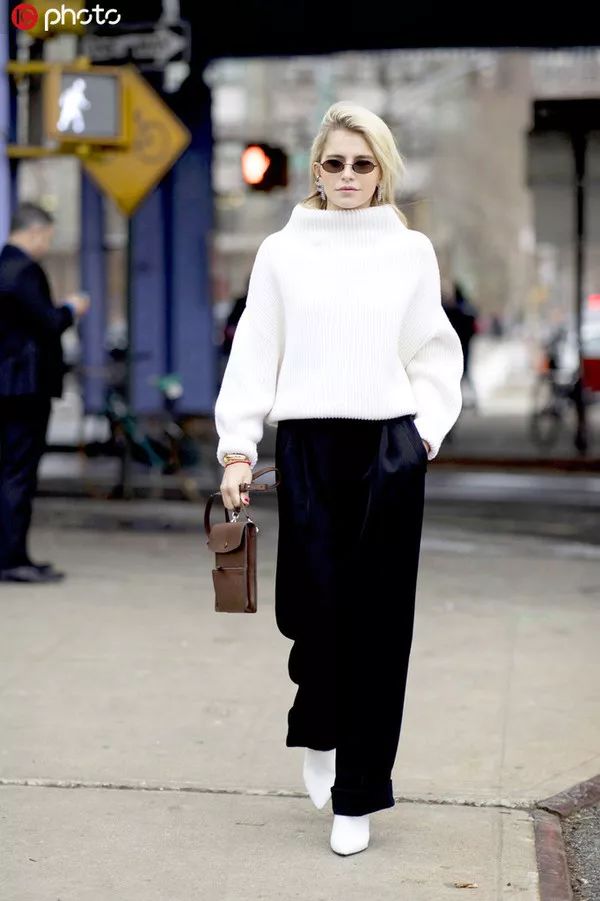 跟戚薇、Jennie学穿针织衫+直筒裤，职场女性的金牌搭配法则 