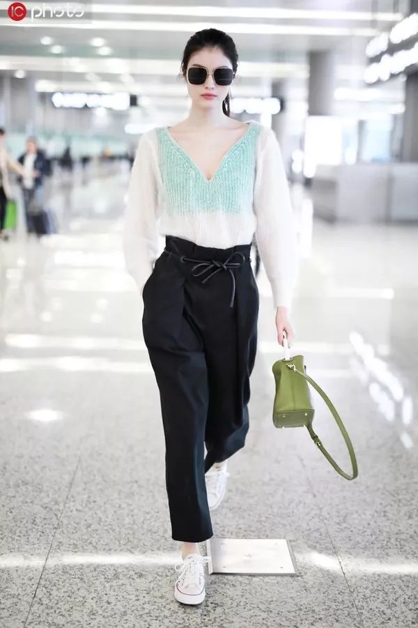 跟戚薇、Jennie学穿针织衫+直筒裤，职场女性的金牌搭配法则 