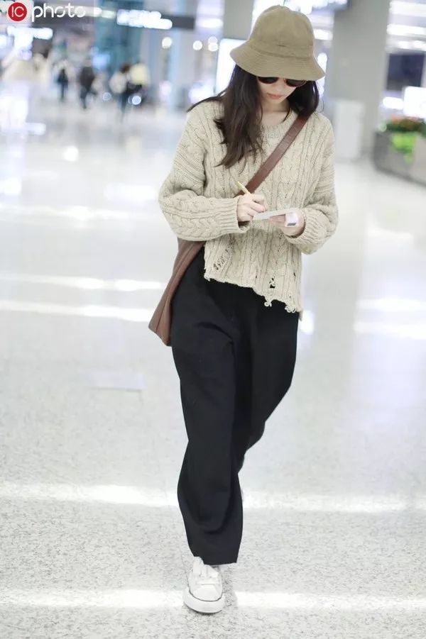 跟戚薇、Jennie学穿针织衫+直筒裤，职场女性的金牌搭配法则 