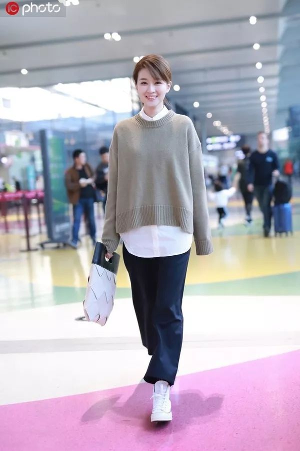 跟戚薇、Jennie学穿针织衫+直筒裤，职场女性的金牌搭配法则 