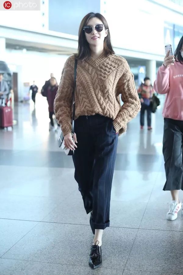 跟戚薇、Jennie学穿针织衫+直筒裤，职场女性的金牌搭配法则 