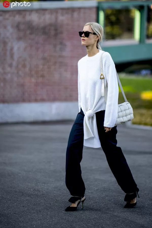 跟戚薇、Jennie学穿针织衫+直筒裤，职场女性的金牌搭配法则 