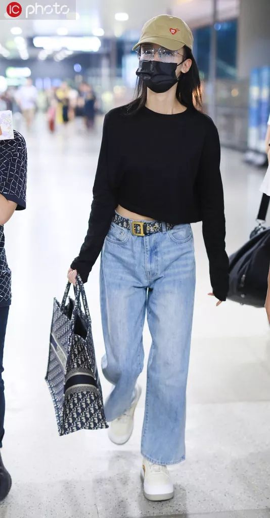 跟戚薇、Jennie学穿针织衫+直筒裤，职场女性的金牌搭配法则 