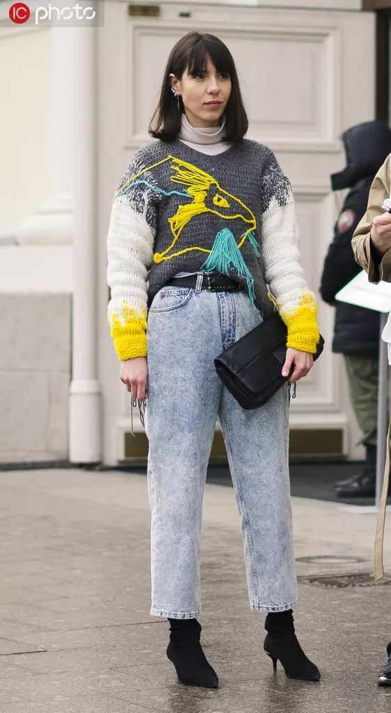 跟戚薇、Jennie学穿针织衫+直筒裤，职场女性的金牌搭配法则 