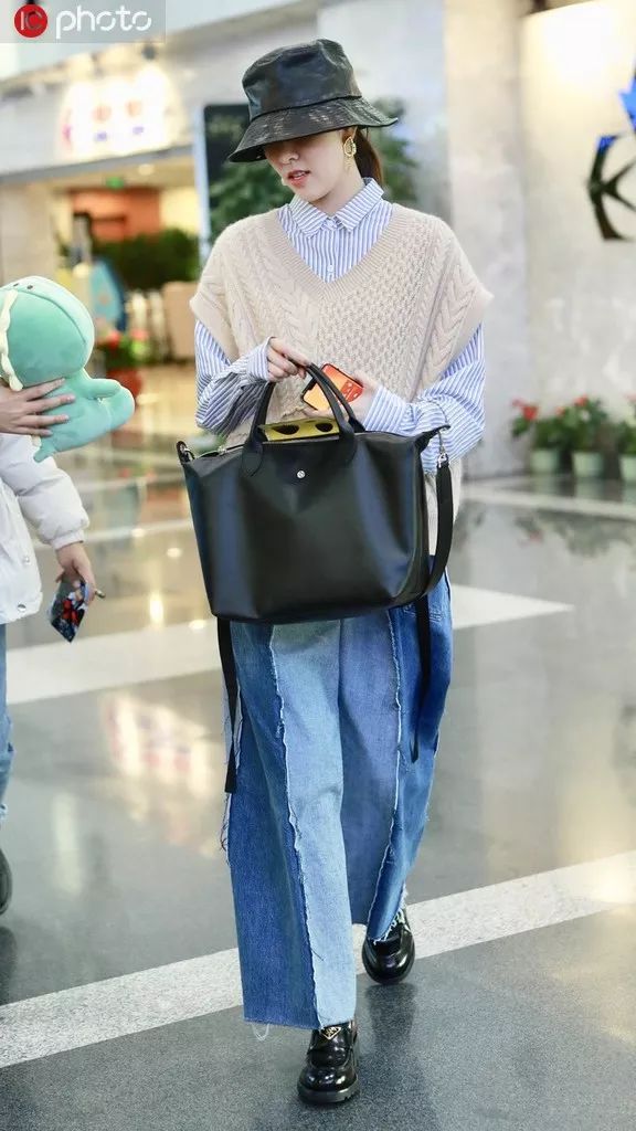 跟戚薇、Jennie学穿针织衫+直筒裤，职场女性的金牌搭配法则 