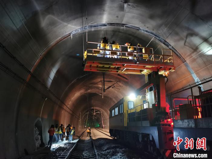 图为锡铁山接触网巡检工区职工们利用接触网作业车对隧道森漏水情况进行查看。 尚增艳 摄