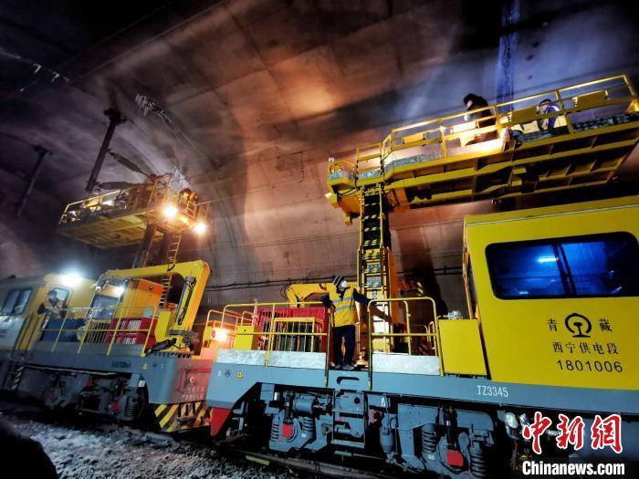 图为锡铁山接触网巡检工区职工们对结冰点进行除冰作业。 尚增艳 摄