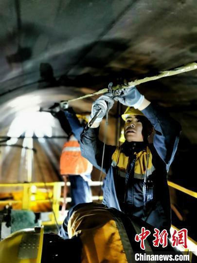 图为锡铁山接触网巡检工区职工们正在加装预绞丝保护条。 尚增艳 摄