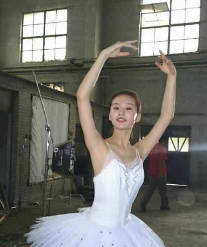 刘诗诗昔日跳芭蕾舞视频曝光舞姿优美长腿抢镜