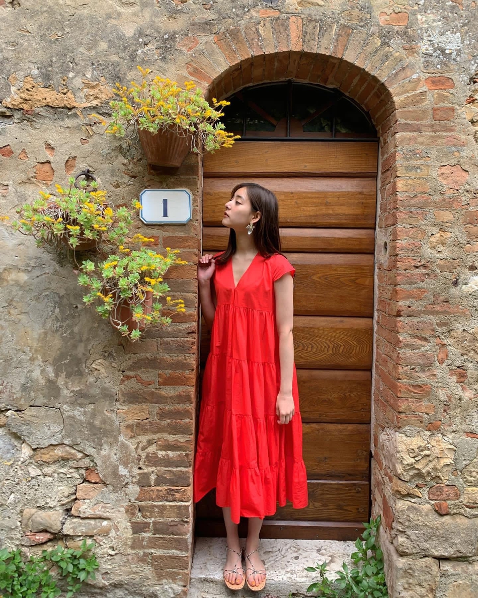 新木优子分享写真集花絮照 一袭粉红碎花裙展妙曼身姿