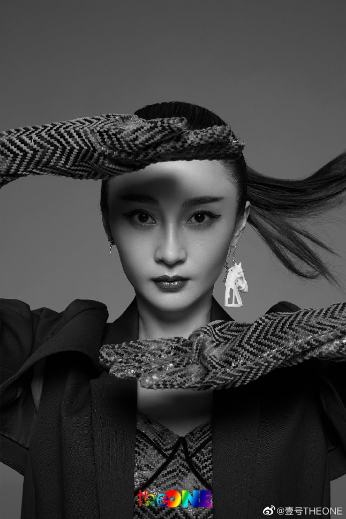 姚笛最新时尚大片曝光扎高马尾涂红唇大秀香肩锁骨