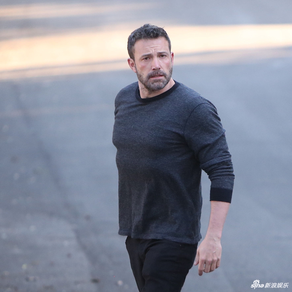 本阿弗莱克穿灰色针织衫身材健硕走路帅气尽显型男范儿