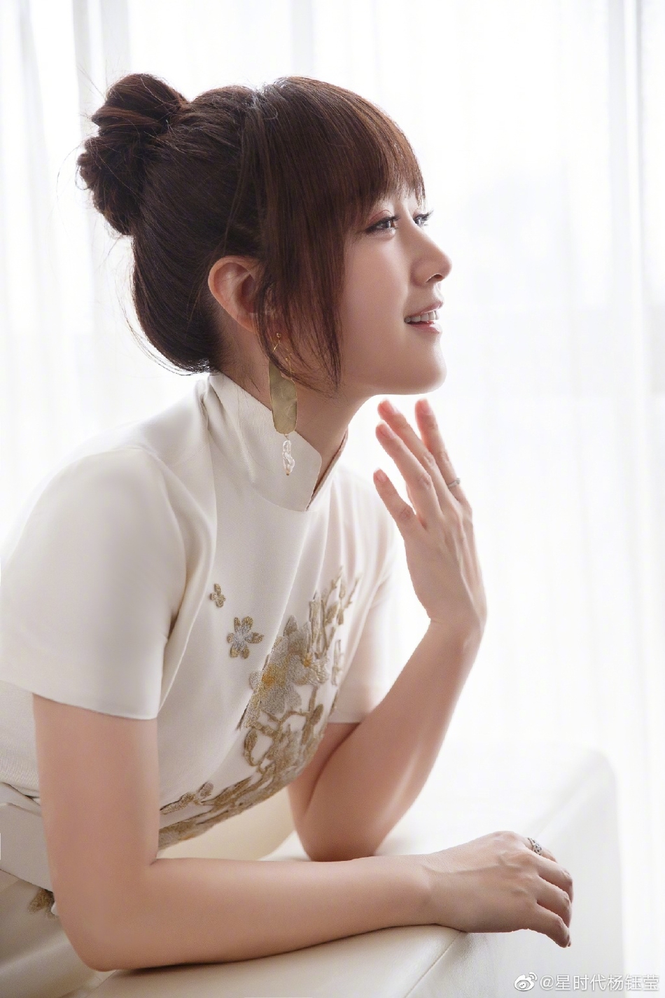 杨钰莹一袭白色刺绣长裙拍写真低头浅笑气质优雅