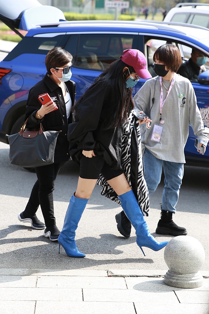 袁娅维踩长靴露纤细美腿 架黑超拿斑马纹外套气场十足