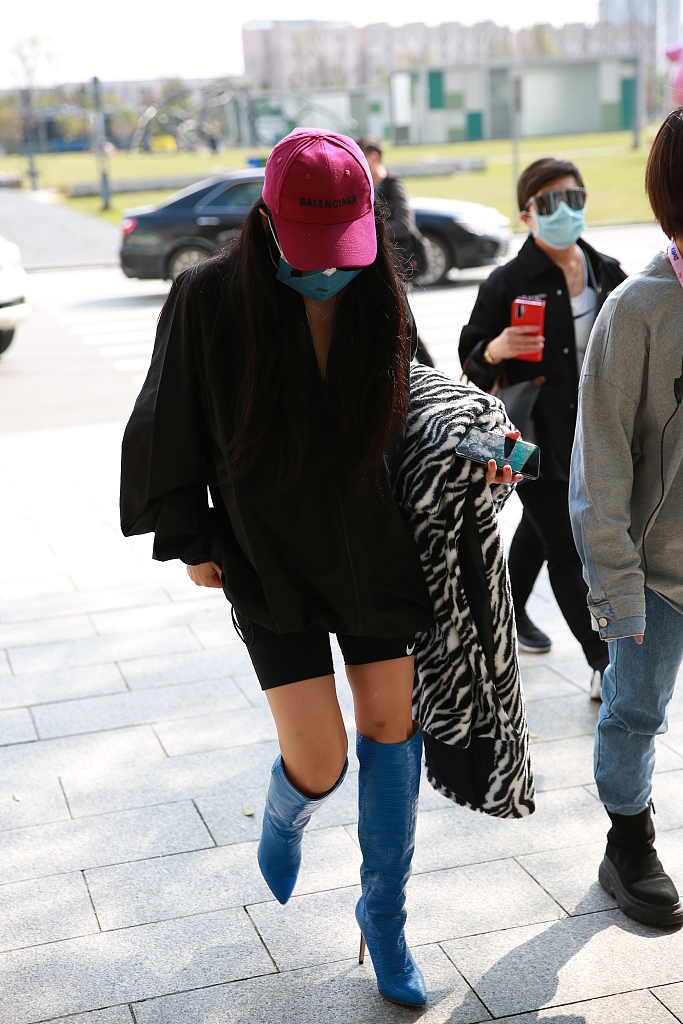 袁娅维踩长靴露纤细美腿 架黑超拿斑马纹外套气场十足