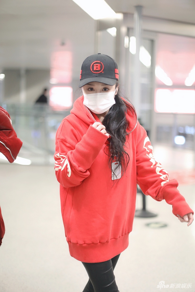 冉莹颖穿红色卫衣青春减龄 独自亮相不见老公陪伴