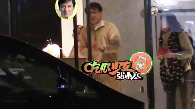 成龙深夜现身工作室 装扮休闲显年轻