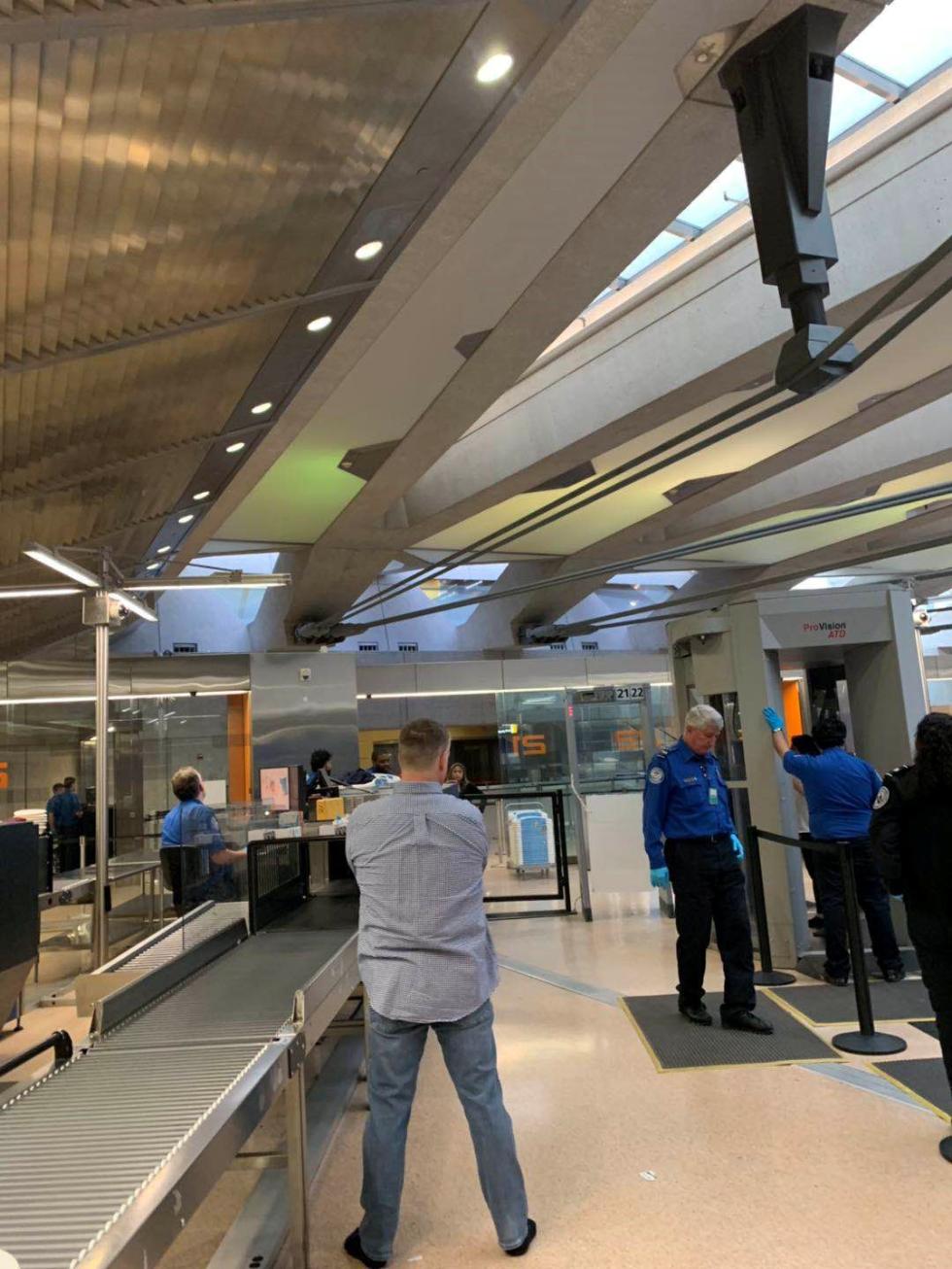 美国机场(卢岩供图)