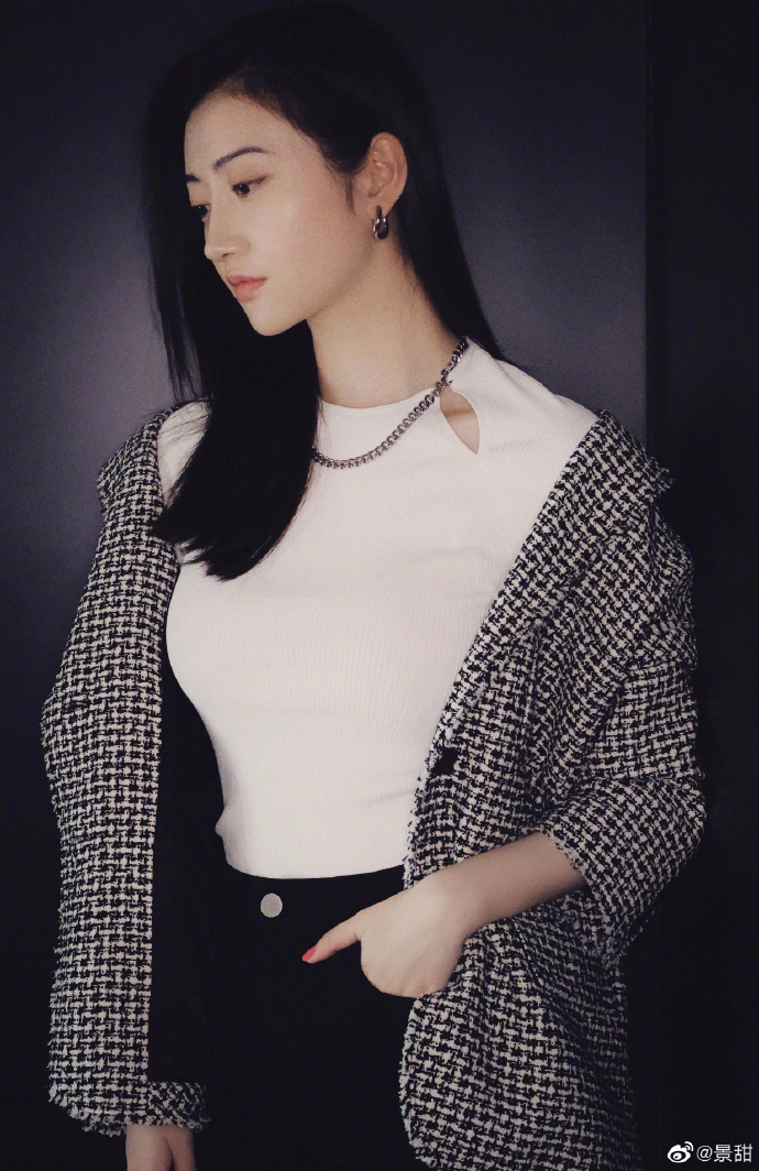 景甜晒美照侧颜精致穿格纹西装秀长腿温柔干练