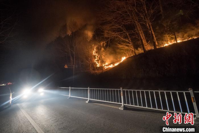 直击五台山森火:火线绵延数百米 火头抵近公路