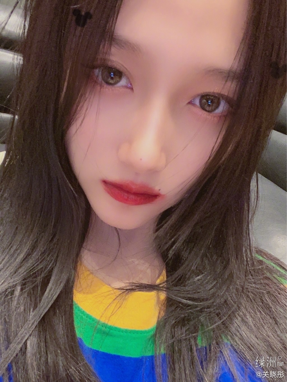 关晓彤晒素颜大眼自拍皮肤白皙对镜嘟嘴比剪刀手