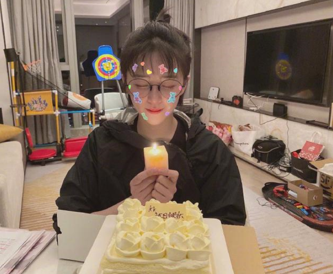 阚清子生日晒照闭眼许愿超可爱愿望内容引人好奇