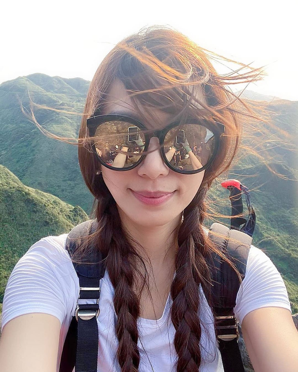 近日,hebe田馥甄在个人社交网站晒出爬山踏青的照片,并配文:"周末哪里