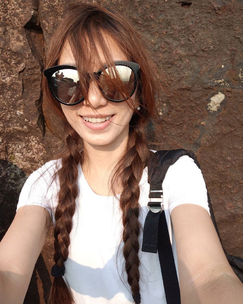 田馥甄晒爬山踏青美照扎双麻花辫戴墨镜笑容甜美