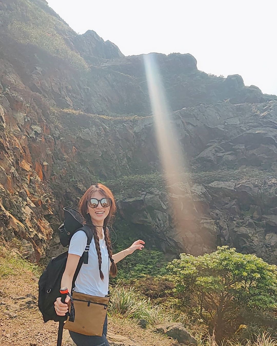 田馥甄晒爬山踏青美照扎双麻花辫戴墨镜笑容甜美