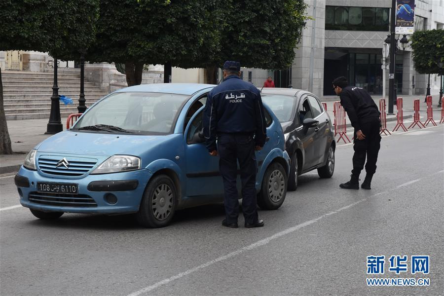 突尼斯警察疫情期间查控路上车辆