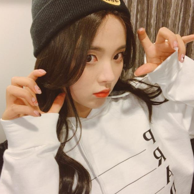 杨超越晒自拍变奶凶小猫嘟嘴比耶俏皮可爱