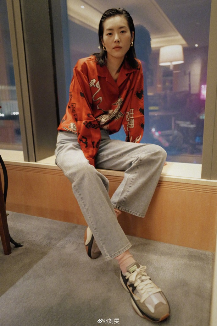 刘雯湿发背头又a又飒仙鹤衬衫搭水洗牛仔裤复古别致
